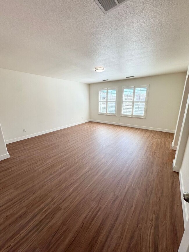 Building Photo - 4 Bedroom / 3 Bathroom Home in Elk Grove – Bedroom & Full Bath Downstairs SEE VIDEO