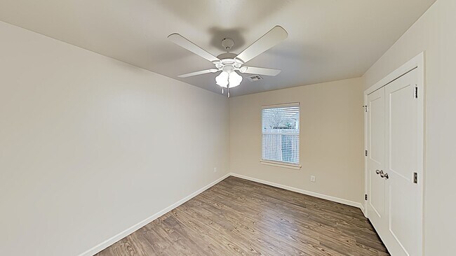 Building Photo - Beautiful 3 Bedroom 2 Bathroom Duplex Next...