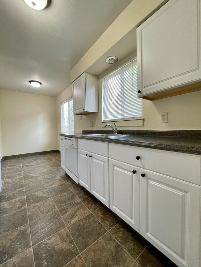 Building Photo - Montavilla 2 Bedroom Upstairs Apartment w/ A/C and Off Street Parking~ PETS WELCOME! 95 Walksco