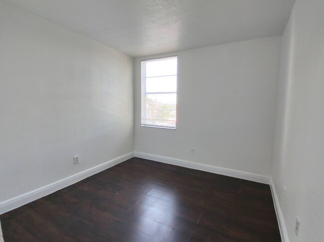 Building Photo - Gorgeous and Spacious 2/1 Unit in Hialeah