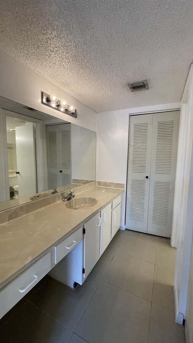 Building Photo - 9833 Westview Dr