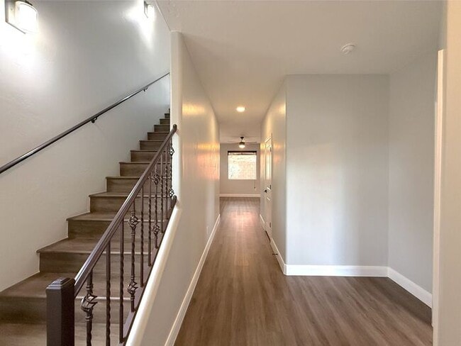 Building Photo - 4 bed, 2.5 bath duplex unit w/2 car garage