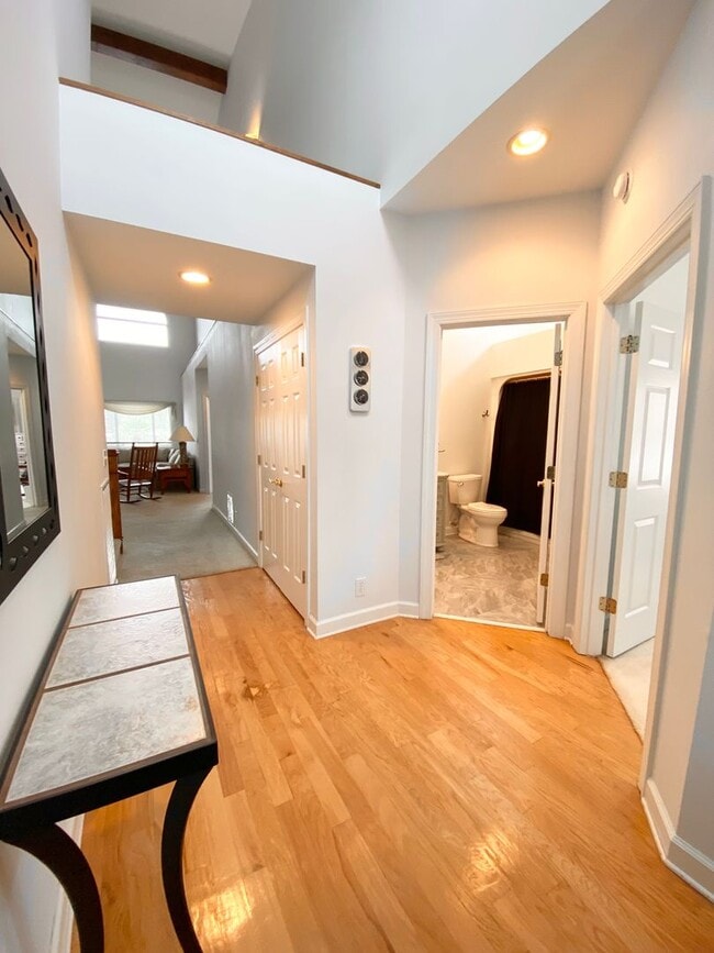 Building Photo - FULLY-FURNISHED GORGEOUS TOWNHOME!