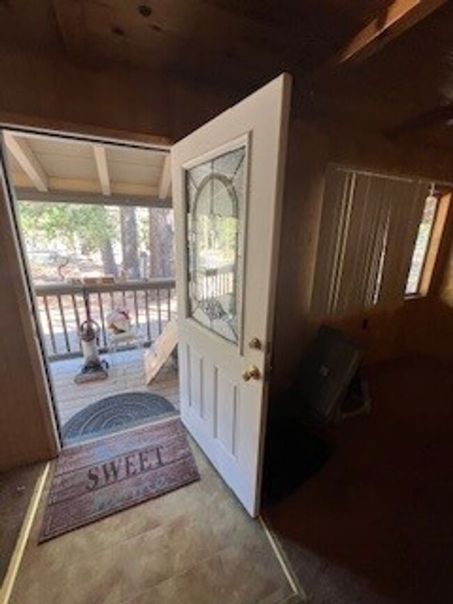 Building Photo - One level cabin in a quiet neighborhood