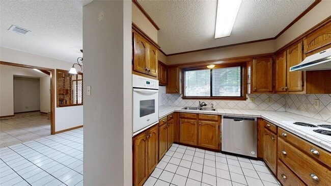 Building Photo - 2704 Wilderness Dr N