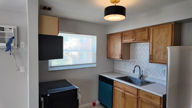 Building Photo - Freshly Renovated 2-Bed Gem with Artistic Finishes + Garage Option in Cincinnati