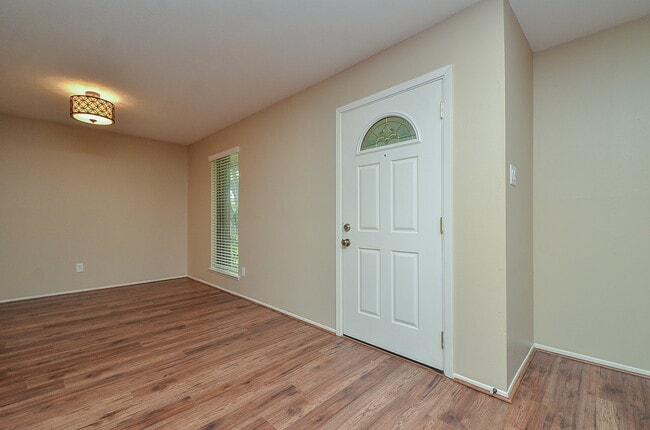 Building Photo - 3027 Colonial Dr