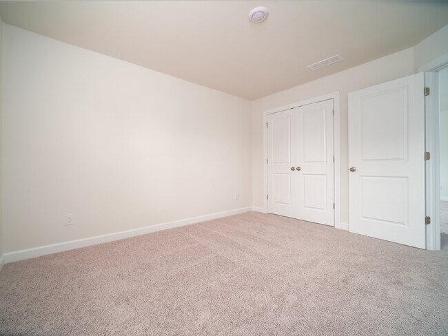 Building Photo - "Charming 3-Bedroom Retreat with 2.5 Baths in the Heart of Belmont!"