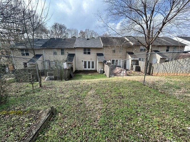 Building Photo - 504 Short St