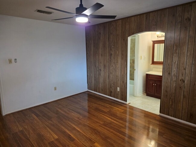 Building Photo - 2121 Redwood St