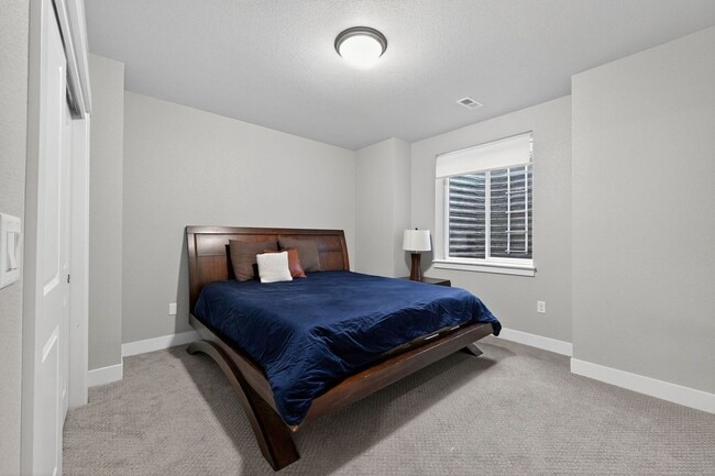 Building Photo - 8479 Cromwell Dr