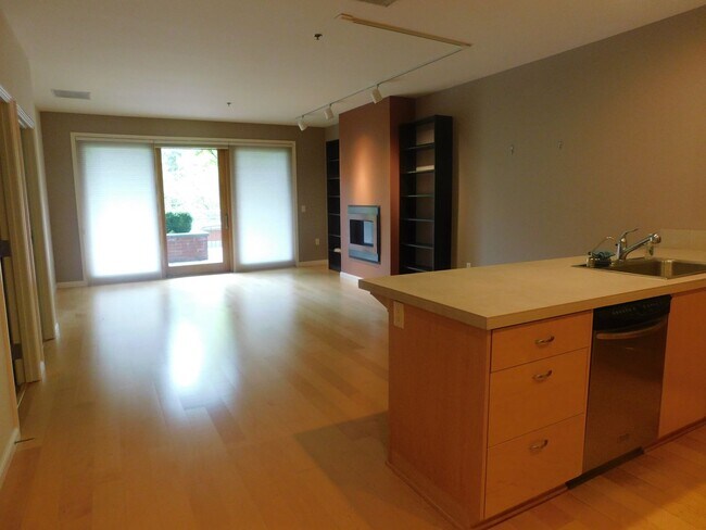 Building Photo - Fall Special $300 Off First Full Mo.-Beaut...