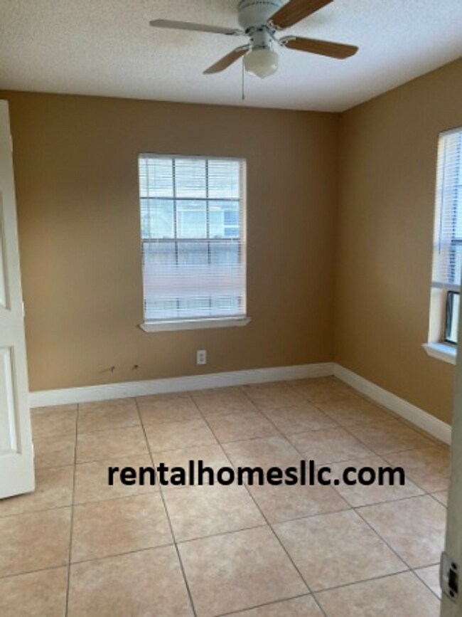 Building Photo - Three Bedroom Home, Walking Distance to Ne...