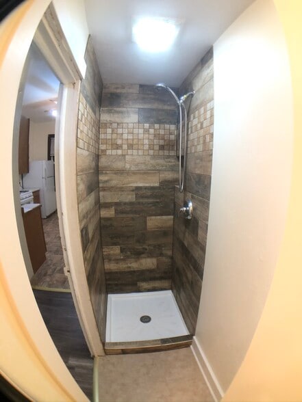 Bathroom - Tile Surround Stall - 1507 Michigan Ave