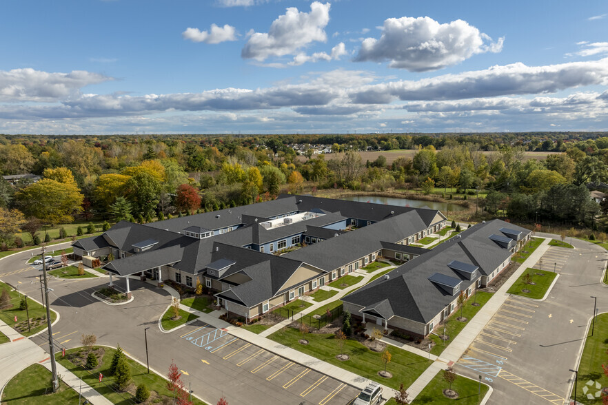 Aerial Photo - Hampton Manor of Van Buren