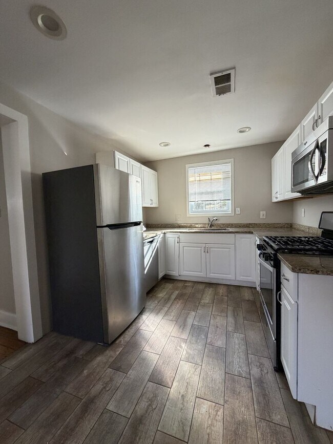 Building Photo - Fully Gated 3 Bed 2 Bath Plus Bonus Room