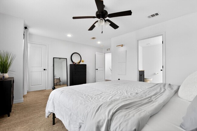 Building Photo - 507 Eisenhower Dr