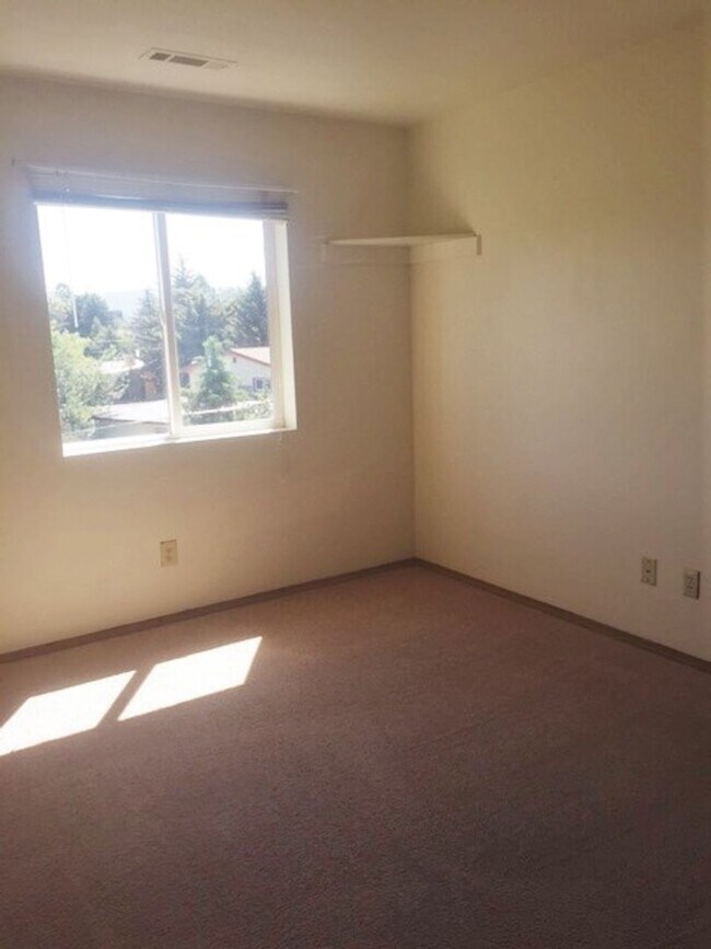 Building Photo - 1731 W Kagy Blvd
