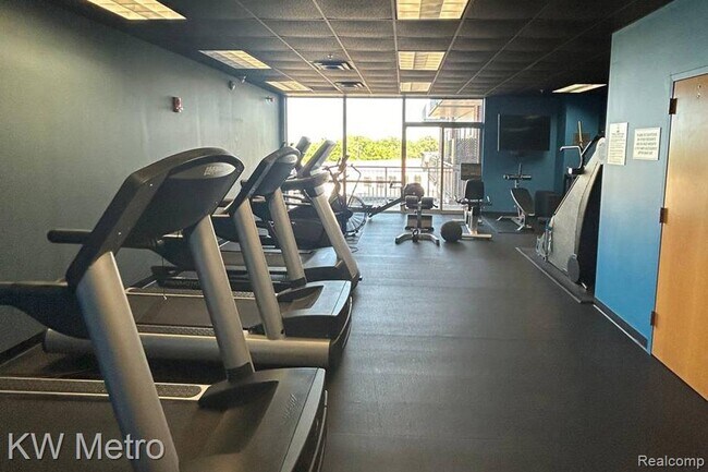 Building Photo - 350 N Main St