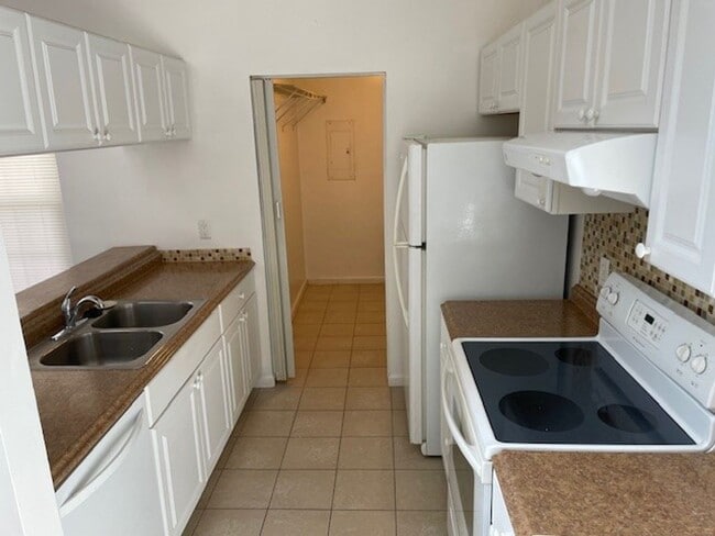 Building Photo - 2 Bedroom, 1 Bath Condo in Virginia Beach