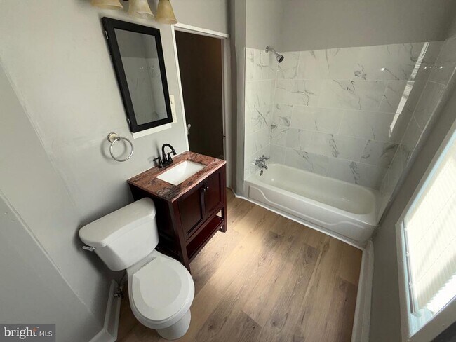 Building Photo - 2140 Ann St