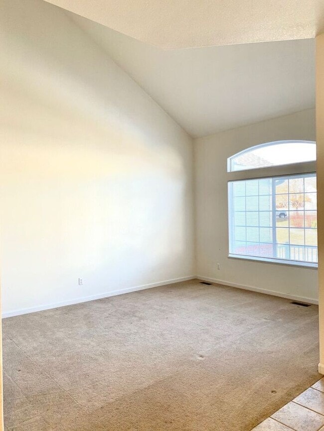 Building Photo - Spacious 3 Bedroom Townhome- Convenient Access to the Front Range
