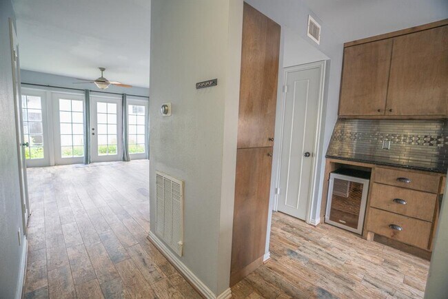 Building Photo - 6342 Chevy Chase Dr