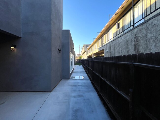 Building Photo - 4 Bed, 4.5 Bath Located in Hawthorne, CA