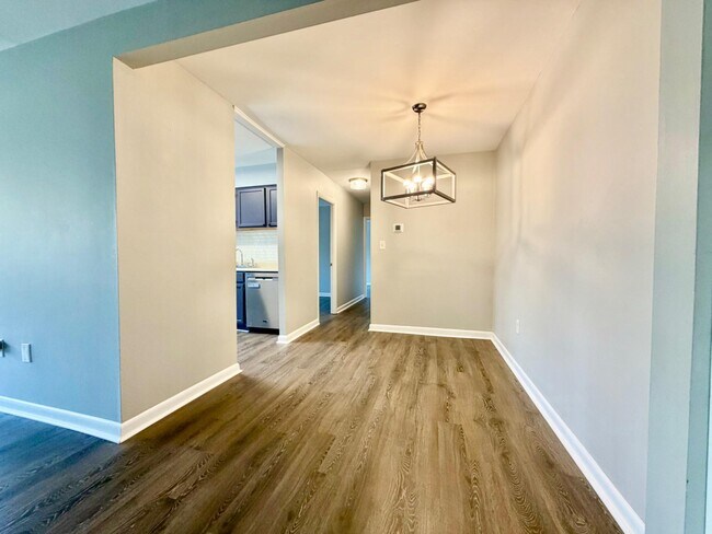 Building Photo - 140 Royal Oak Dr