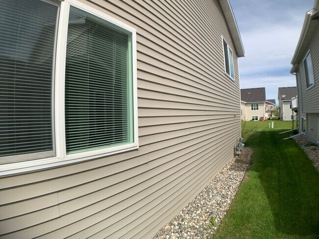 Building Photo - 3 Bed 3 Bath Single Family Home