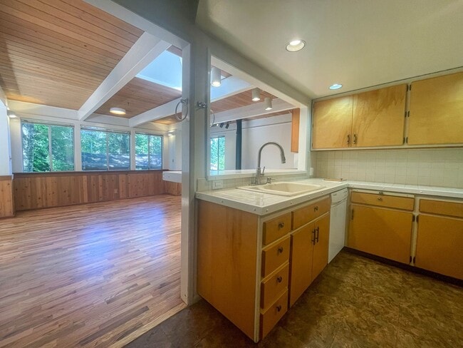 Building Photo - 3Bd/2.5Ba Edmonds Home