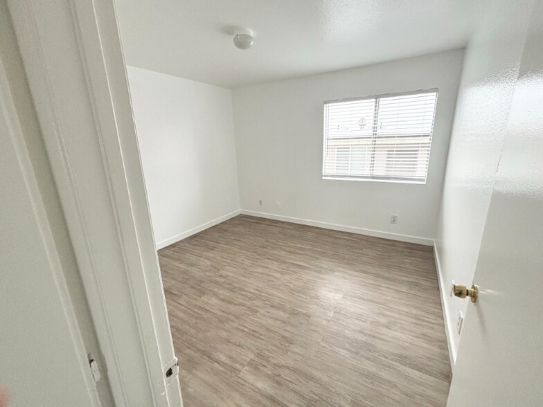 Building Photo - 530 N Ardmore Ave