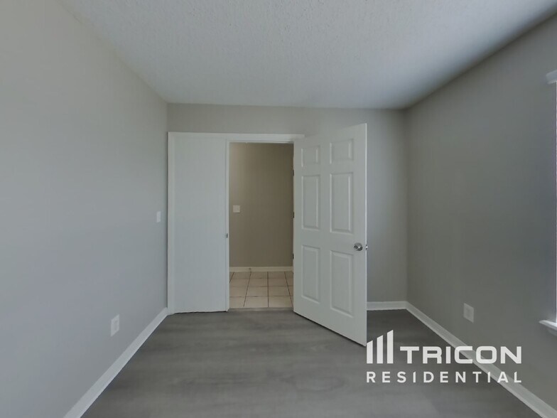 Building Photo - 8465 Country Bend Cir W
