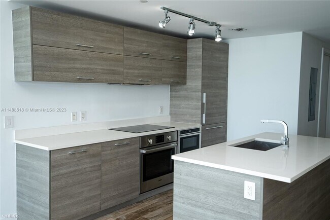 Building Photo - 2 br, 2 bath Condo - 650 NE 32nd St Unit 3306