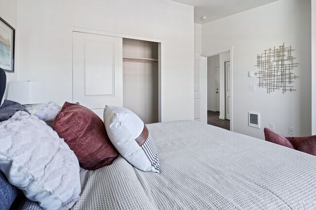 Building Photo - Spring Into Savings: $500 Rent Credit & $5...