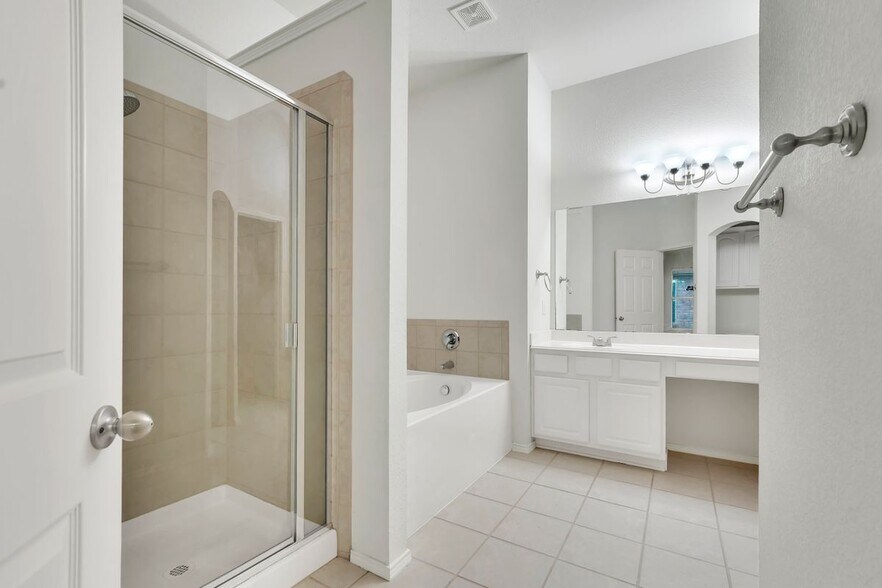Building Photo - 12618 Red Hawk Dr