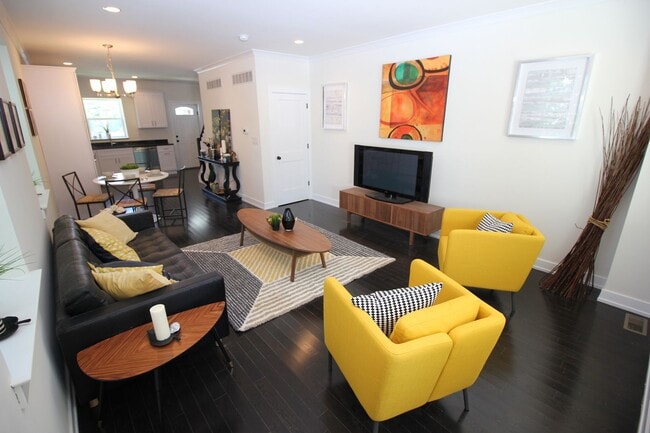 Building Photo - Lafayette Hill - 4 Bedroom 2.5 Bath Twin - HW - Granite - Great Location