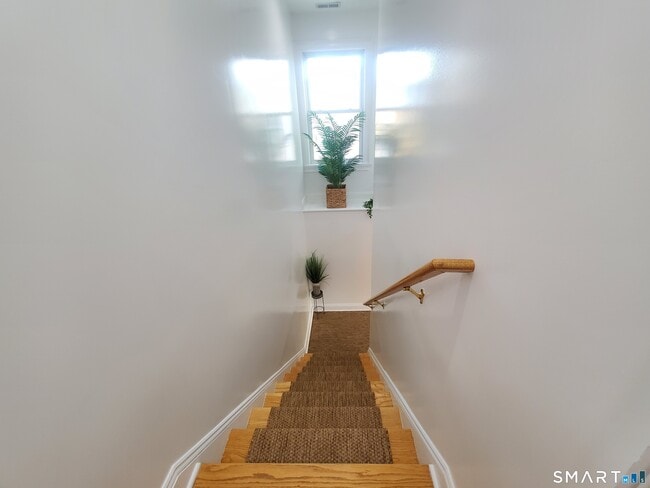 Building Photo - 1093 Shippan Ave