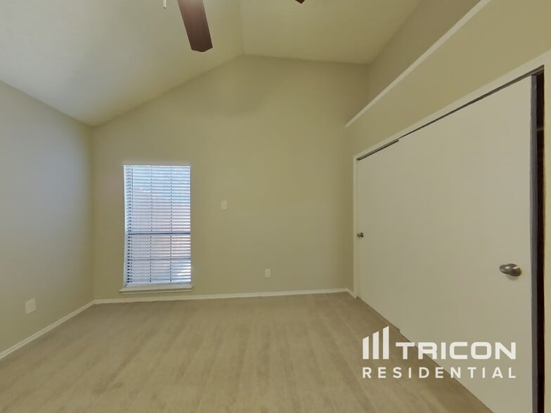 Building Photo - 906 Sylvan Creek Dr