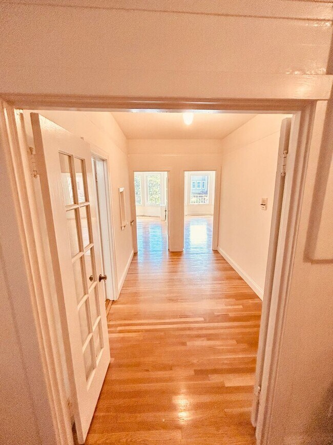 Building Photo - Beautiful 1 Bedroom located in one of San ...