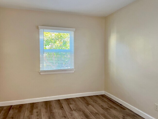 Building Photo - North Park Downstairs One Bedroom Apartmen...