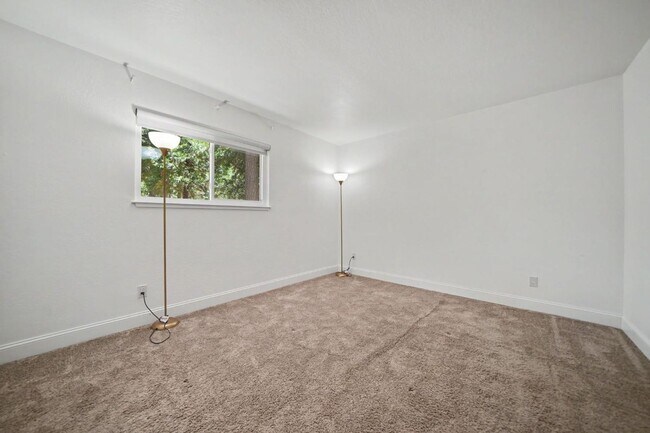 Building Photo - 16932 McKenzie Dr