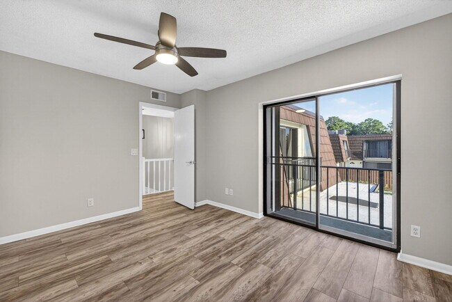 Building Photo - 5612 SE Riverboat Dr