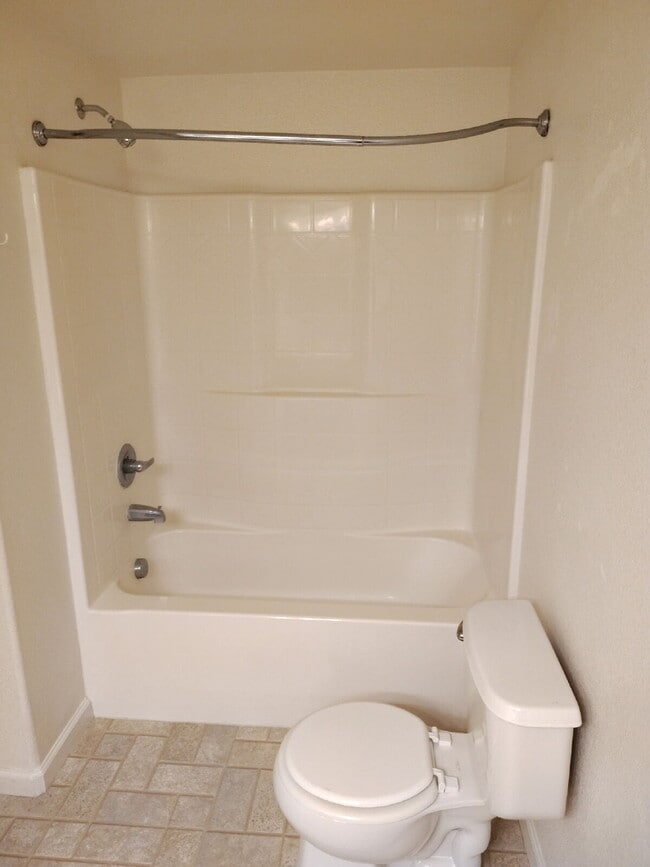 Building Photo - Bonus Office/Den, New Flooring, New Appliance, White Plantation Shutters throughout, Landscaped y...