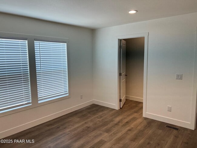 Building Photo - 25317 N Lakeside Dr