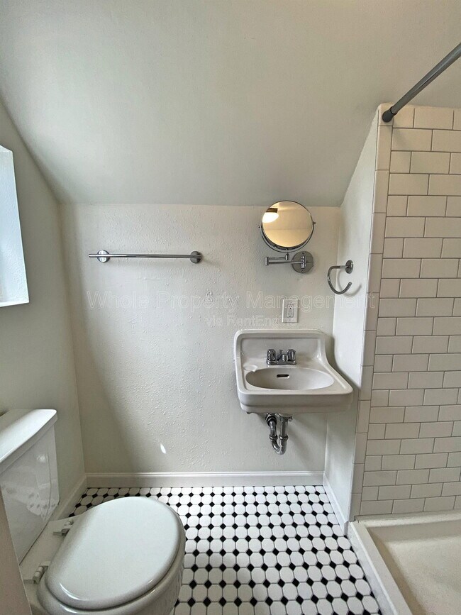 Building Photo - 715 Elati St