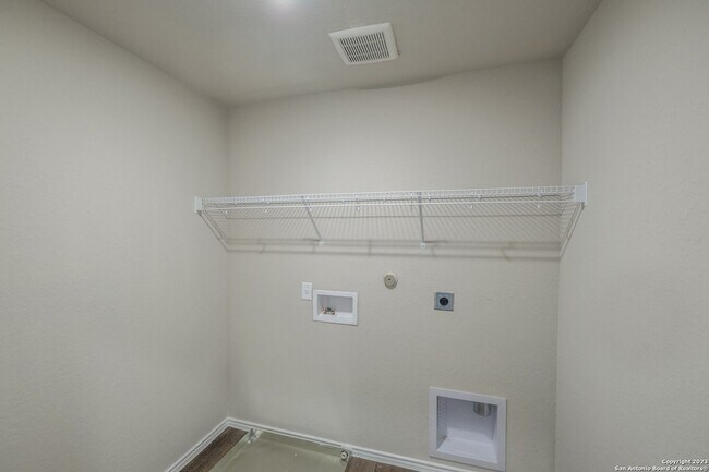 Building Photo - 4 Bedrooms 2 and 1/2 Baths