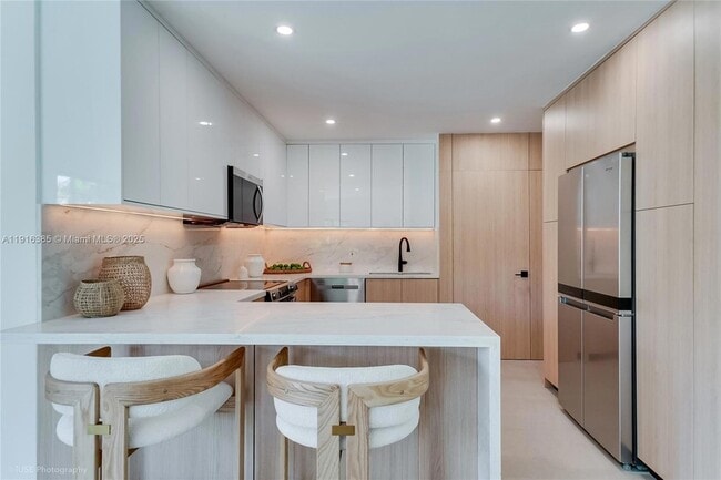 Building Photo - 1120 NE 86th St