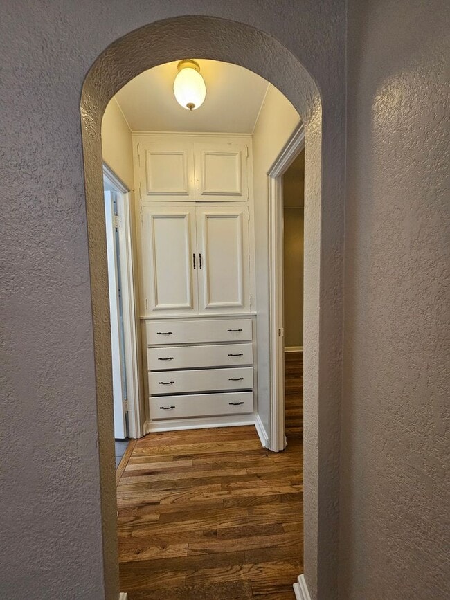 Building Photo - Alamo Placita Adorable 3 Bed 2 Bath Bungalow w/ CACH, Garage, Fenced Yard & More