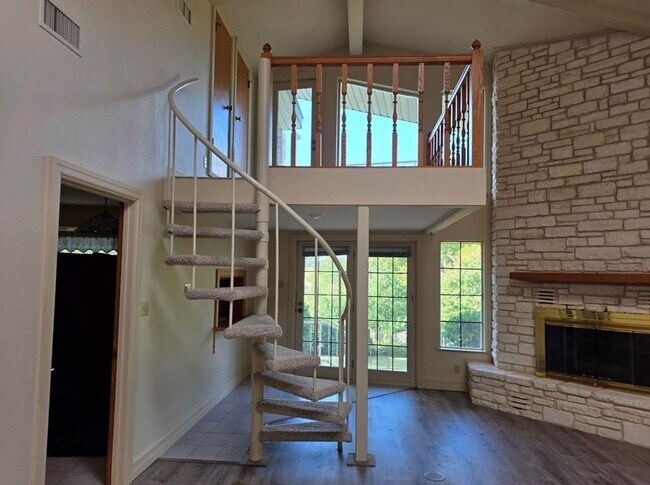 Building Photo - FOR LEASE!!